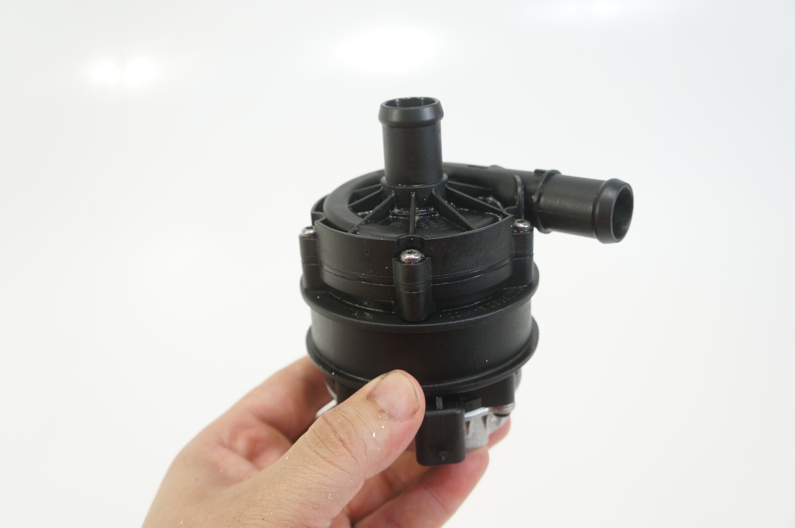 2014-2018 maserati ghibli auxiliary secondary electric water pump 670005347 OEM