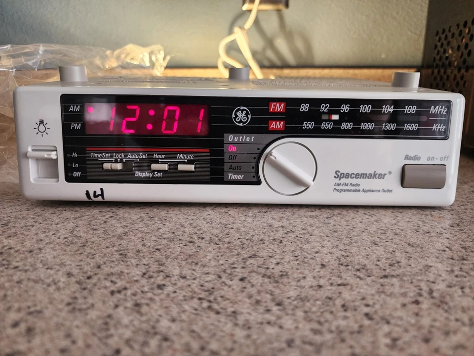  Spacemaker Companion AM FM Clock Radio Under Cabinet Light 7-4230 NEW IN BOX - Image 3 of 4