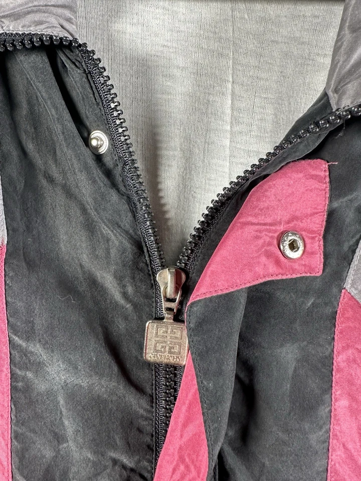 Chaqueta cortavientos vintage Givenchy Activewear negra rosa para hombre grande años 90 Foto 3 de 4