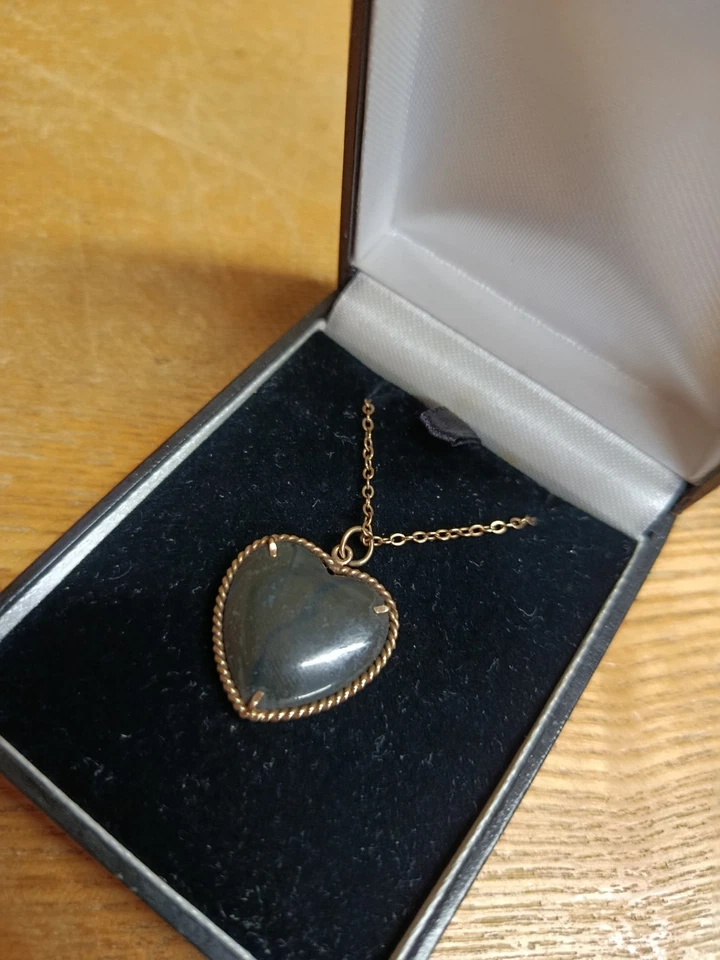 Colgante montado en piedras preciosas serpentinas en forma de corazón y cadena de 40 cm de oro de 9 quilates  Foto 4 de 4