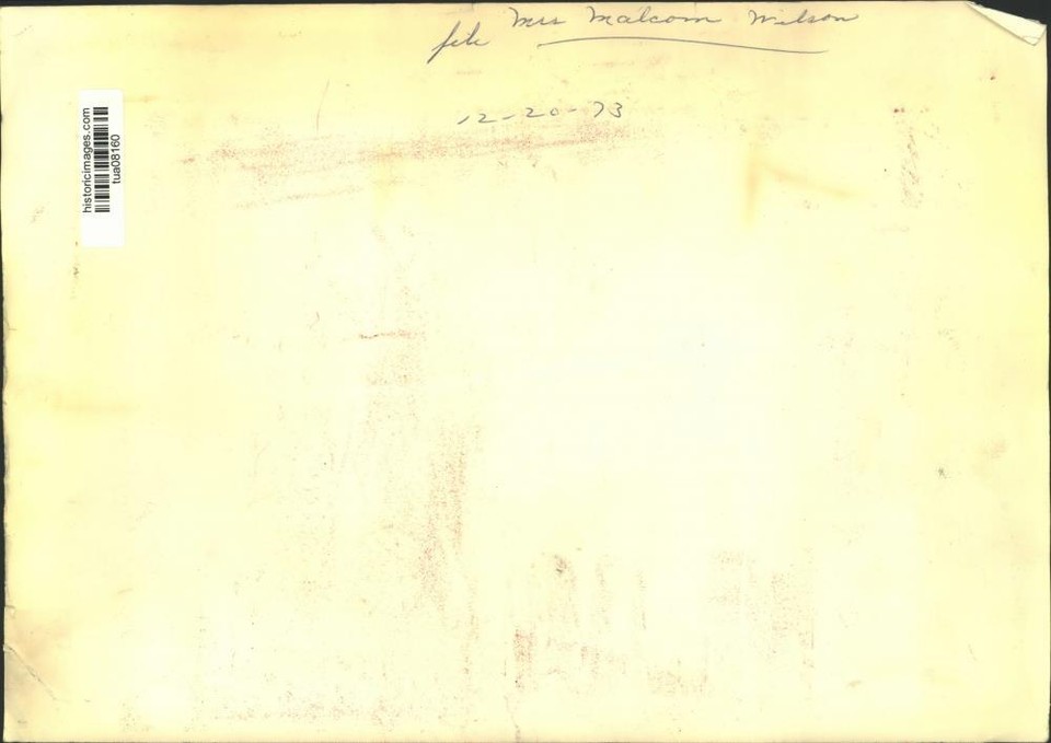 1973 Press Photo Mrs. Malcolm Wilson admiring a painting in Albany, New