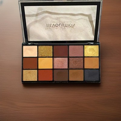 Revolution Reloaded Velvet Rose Eyeshadow Palette 15 Shades Matte Shimmer 15g