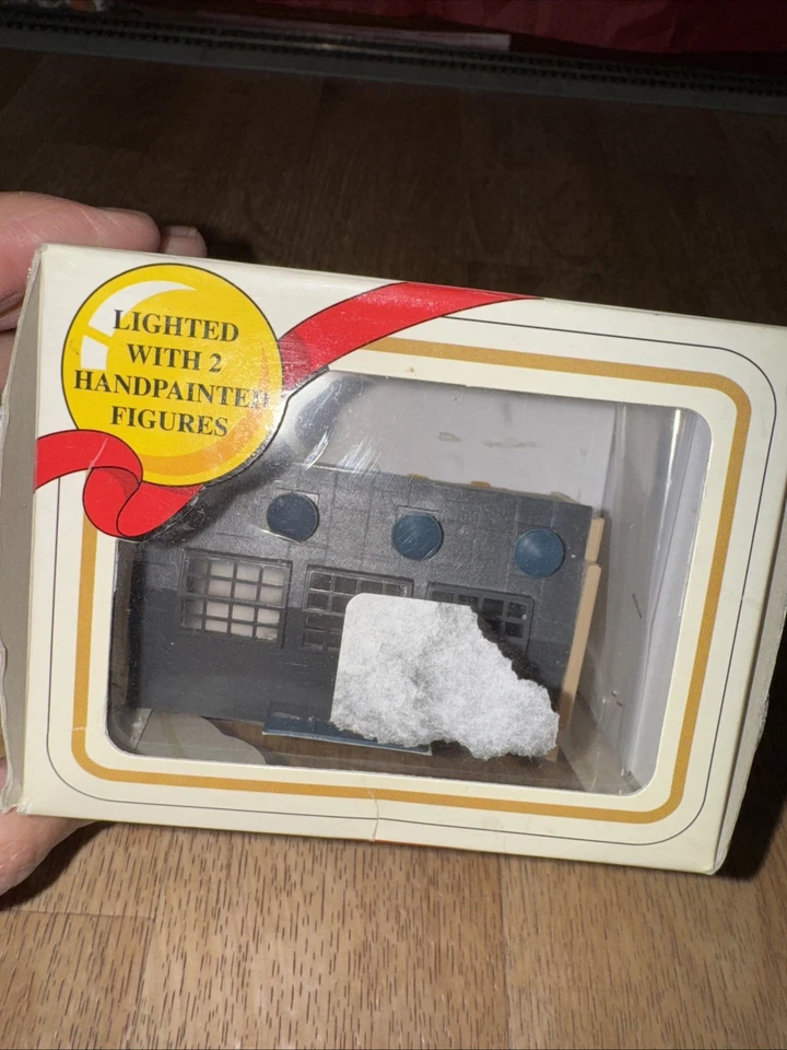 Model Power, CF Truck Depot, Lighted w/Figures #2583 - Image 3 of 3