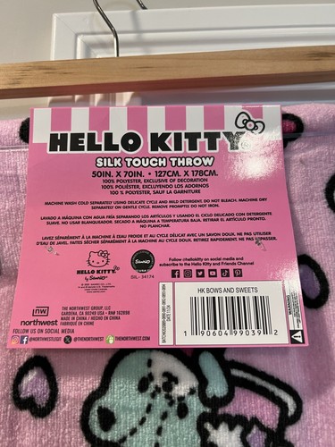Hello Kitty Nuevo con Etiquetas “Arcos y Dulces” Silk Touch Throw 50X70 🍩 - Imagen 4 de 4
