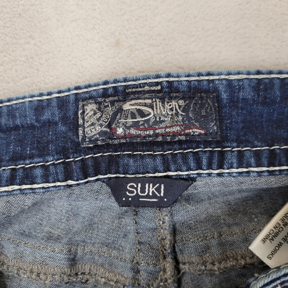 Jeans Silver Co Suki Mid Capri para mujer 29 azul fluido denim elástico desgastado Foto 2 de 4