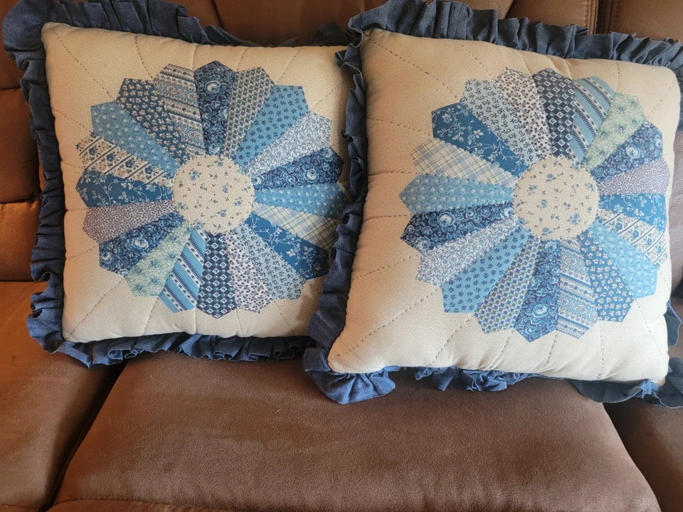 Almohada acolchada vintage 13x13 | Almohada de retazos de molinete azul | Foto 2 de 2