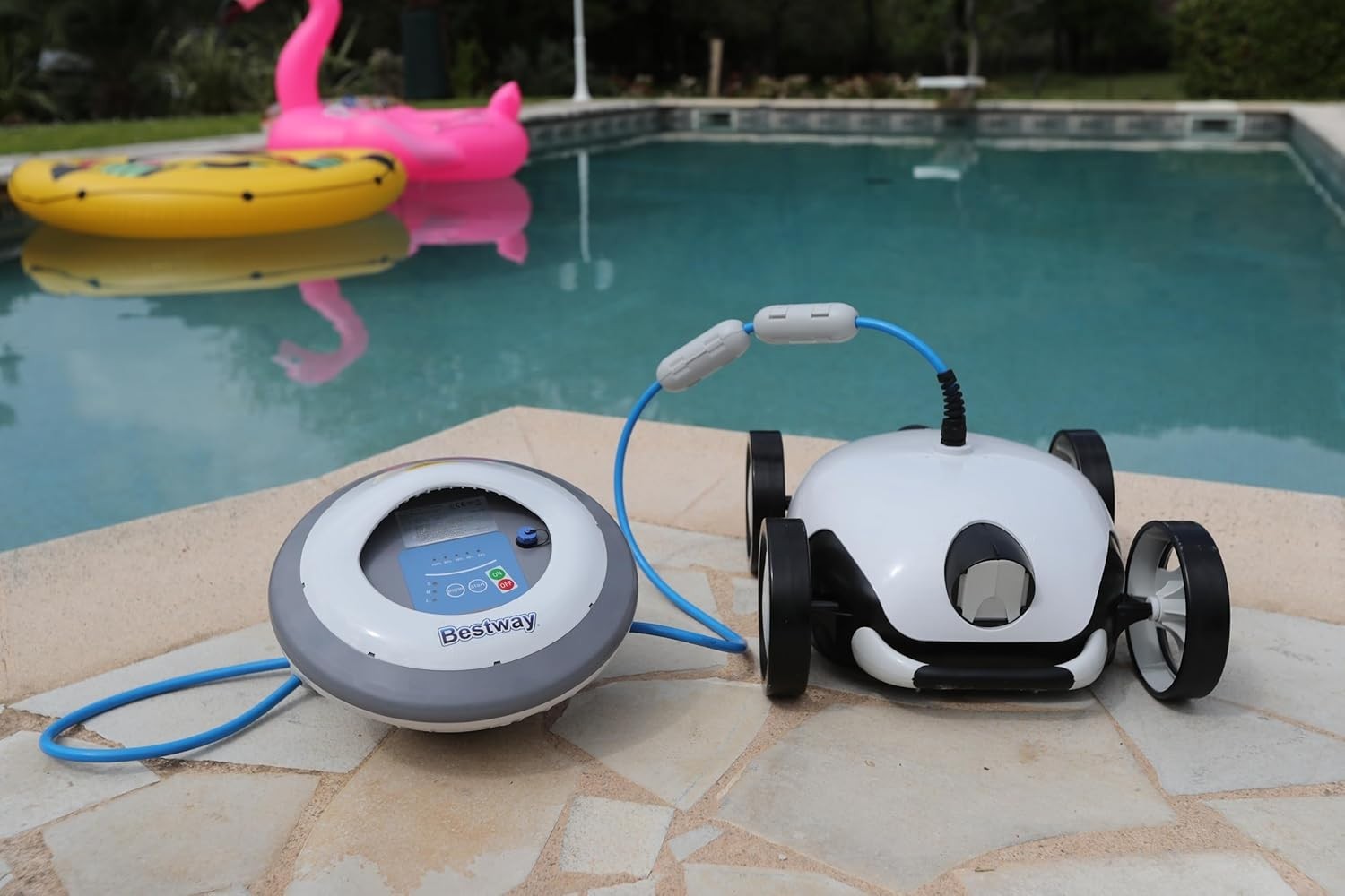 Robot piscine électrique Falcon+ pour éliminer le sable et les feuilles mortes