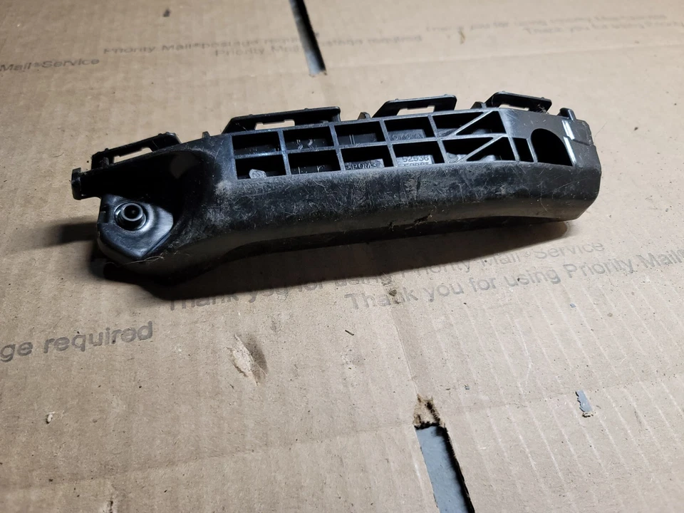 Toyota Yaris 2012-2014 parachoques delantero lado conductor retenedor izquierdo LH HL3 Foto 2 de 4