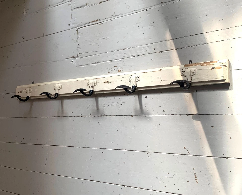 Vintage Wall Mounted Cream/Black Metal Coat Hooks x 5 on Wooden Painted Board - Image 3 of 4