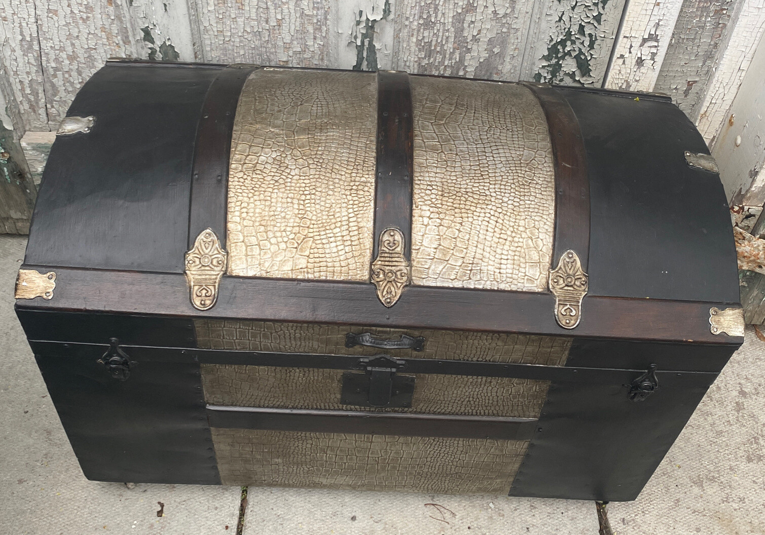 ANTIQUE VICTORIAN DOME TOP STEAMER TRUNK camelback embossed