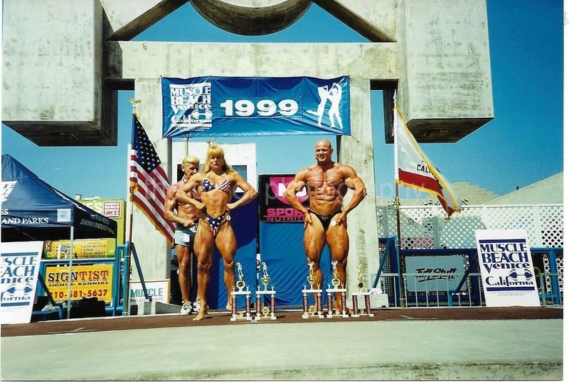 MUSCLE WOMAN + MAN Bodybuilders FOUND PHOTO Color VENICE BEACH California 99 15