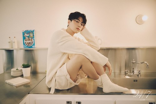 L KIM MYUNG SOO 1st EP Album 24/7 Rising Ver. QR Card+7ea Photocard+Track List - Picture 10 of 10