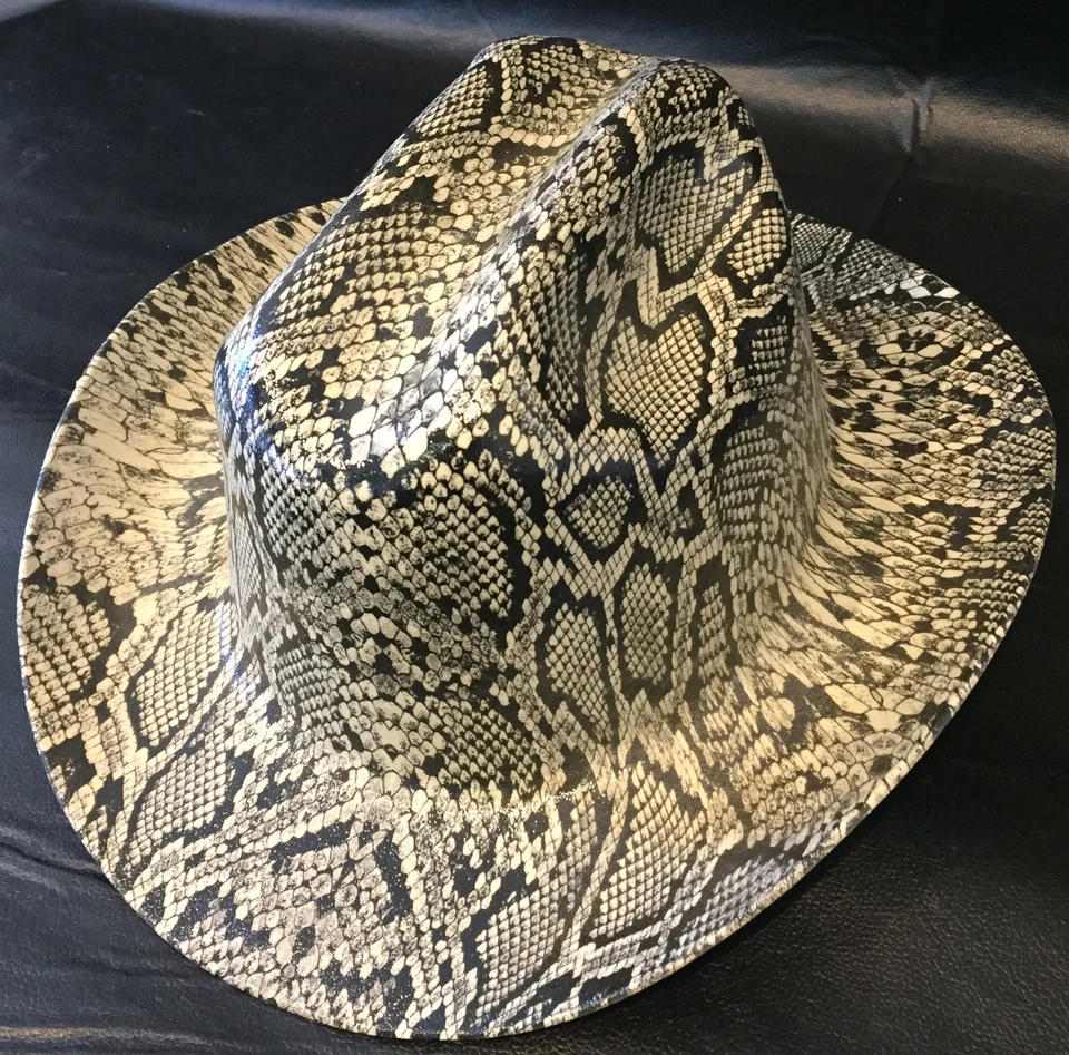 Sombrero duro Kimberly Clark Outlaw Hydro Dipped personalizado piel de serpiente bronceada Foto 3 de 4