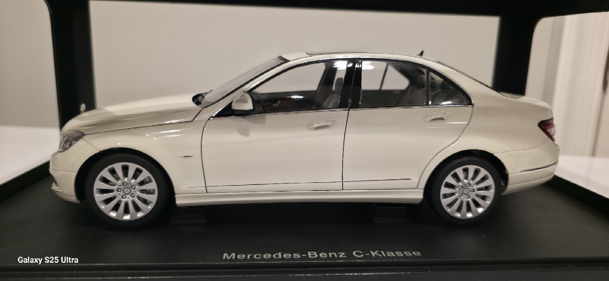 AUTOart 1/18 Mercedes-Benz C-Class Limousine Elegance White 76262