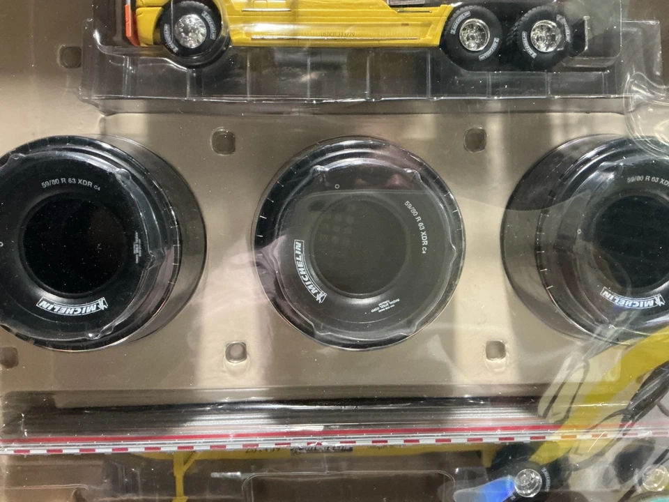 1/43 ELIGOR FREIGHTLINER MICHELIN EARTMOVER TIRE TRANSPORT TRAILER RARE BOX TEAR - Image 3 of 4