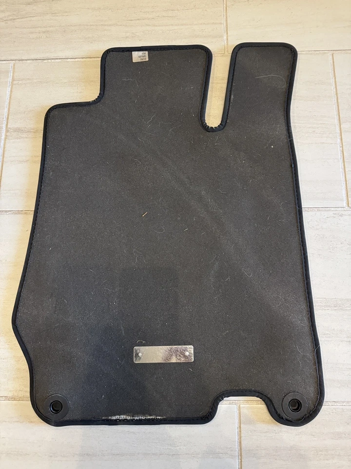 Комплект напольных ковриков Mercedes-Benz R230 03-12 SL черные от оригинального производителя SL550 SL55 SL600 SL65 - Изображение 4 из 4