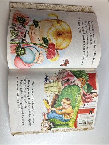 Little Golden Book We Help Daddy By Eloise Wilkin Mini Stein 1962 - Imagen 5 de 15