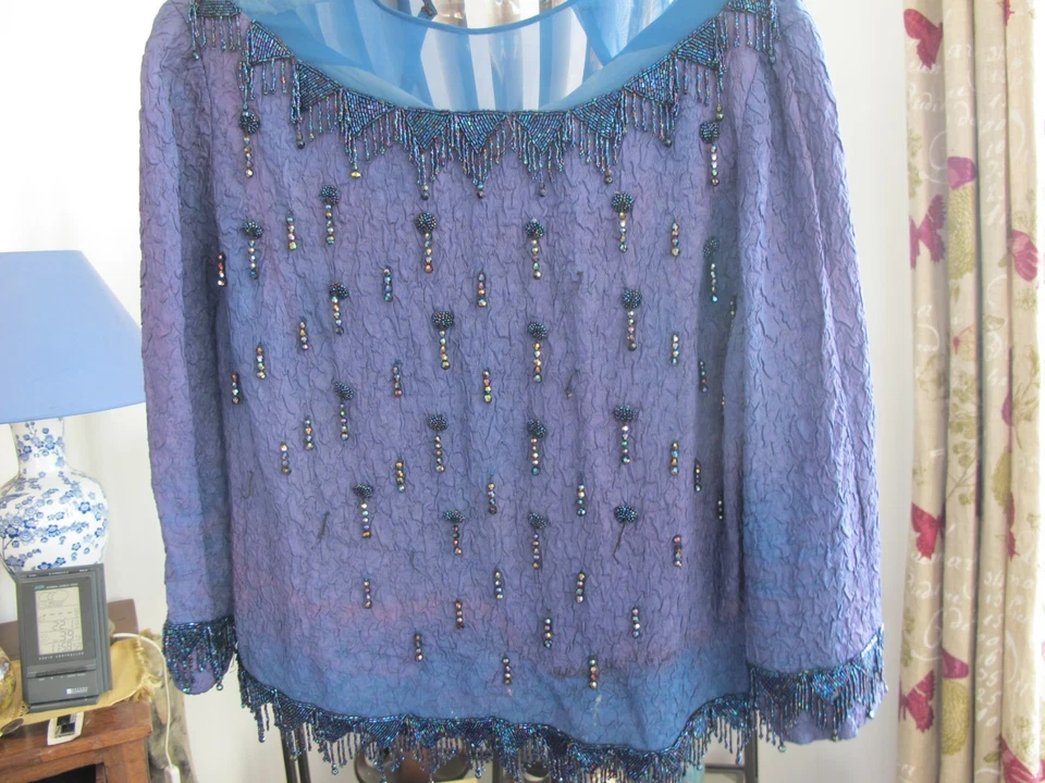 CHEMISIER BLEU ET SES PARURES DE JAIS A L ANCIENNE - Photo 3/4