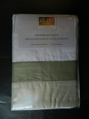 2 Standard Pillowcases 300 Thread Count Melange Plaza Collection Green/Olive