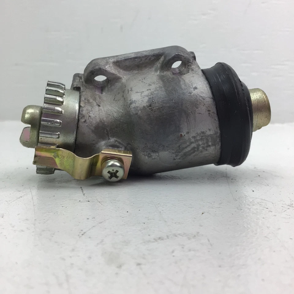 Cilindro de rueda de freno de tambor EIS EW96723 para camioneta Toyota Hi-Lux 72-74 Foto 2 de 4