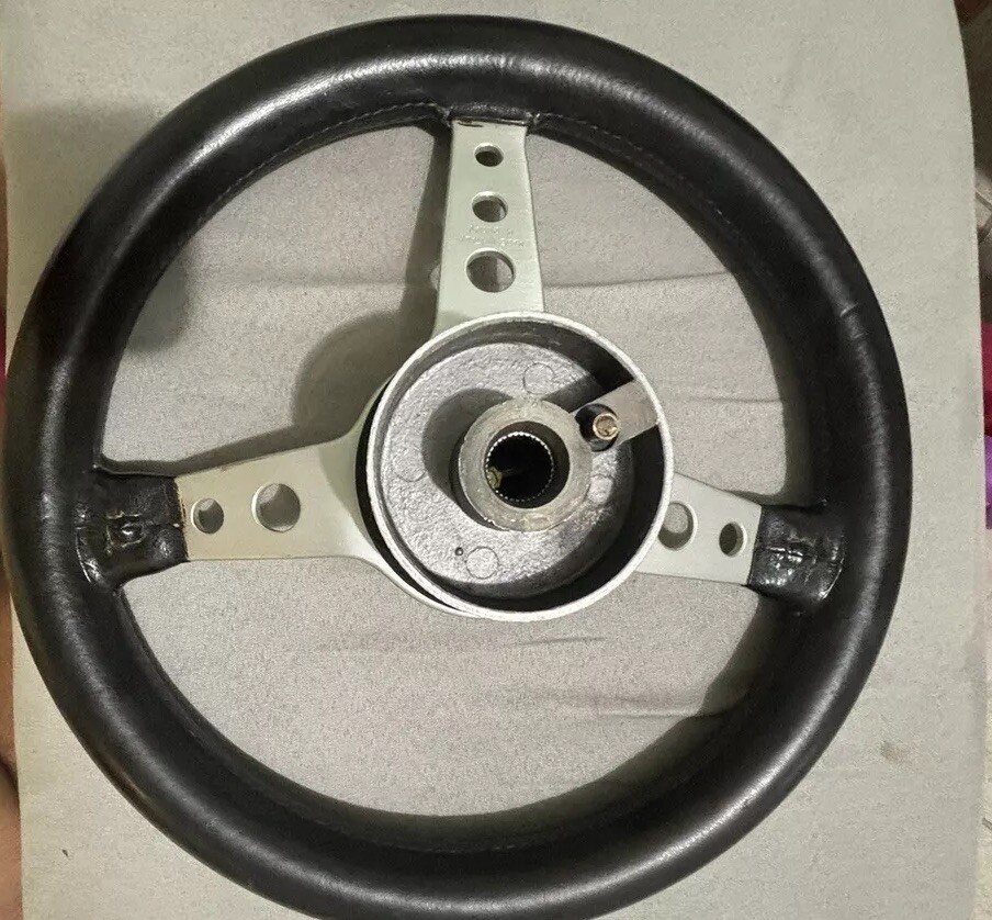 中古品] MOMO ステアリング (Made in Italy) 一種 MOMO 古い