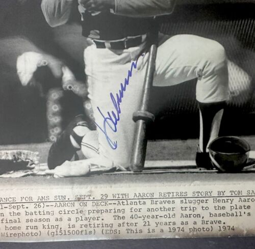 1974 HANK AARON SIGNED WIRE PHOTO 8X10 755 Home Runs Atlanta Braves HOF PSA DNA - Picture 2 of 3