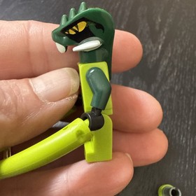 LEGO 9557 NINJAGO Lizaru Figure, Includes 5 Weapons