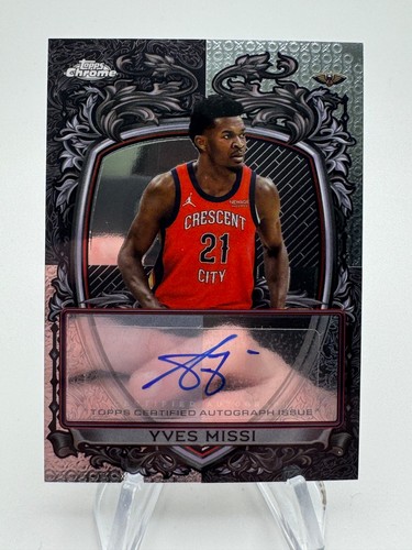 2025 Topps Chrome Yves Missi Signature Style (RAW)