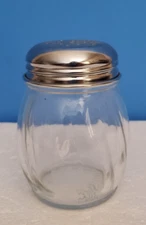 SHAKER JAR CLEAR GLASS WITH SWIRL PATTERN