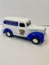 UK Kentucky Wildcats 1946 Chevy Suburban '78 Champions 1996 Ertl DIECAST Bank