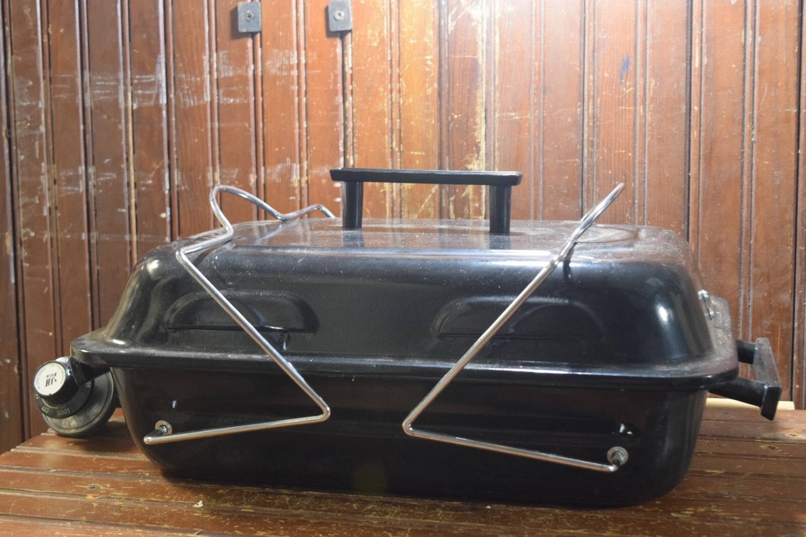 PORTABLE LP GAS GRILL USES 1 POUND TANKS FOLDABLE LEGS COOK 6 HAMBURGERS UNBOXED