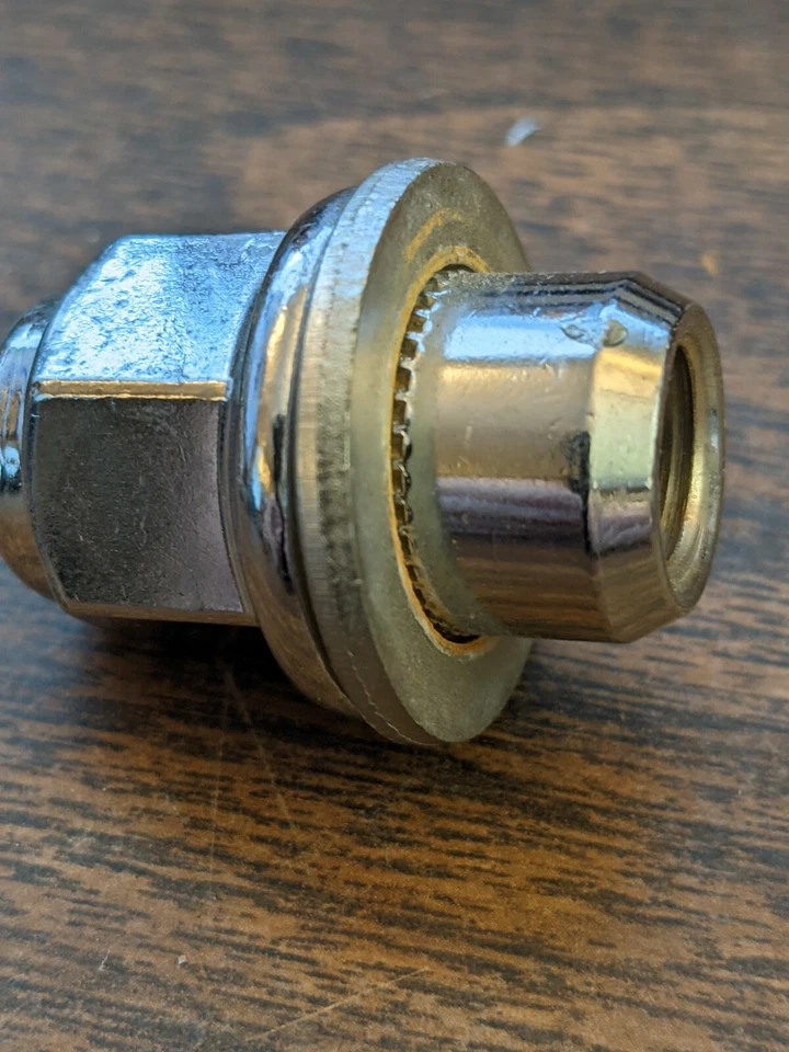 Tuerca enchufable Dorman 95847YQ 2013 2014 para Toyota Prius 2012-2015 Foto 2 de 4