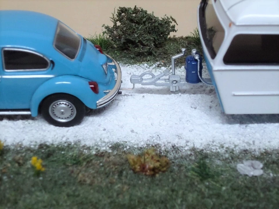 VW VOLKSWAGEN BEETLE CARAVAN ROULOTTE CAMPiNG + VETRiNETTA SHOWCASE UNiQUE 1/43 - Immagine 2 di 4