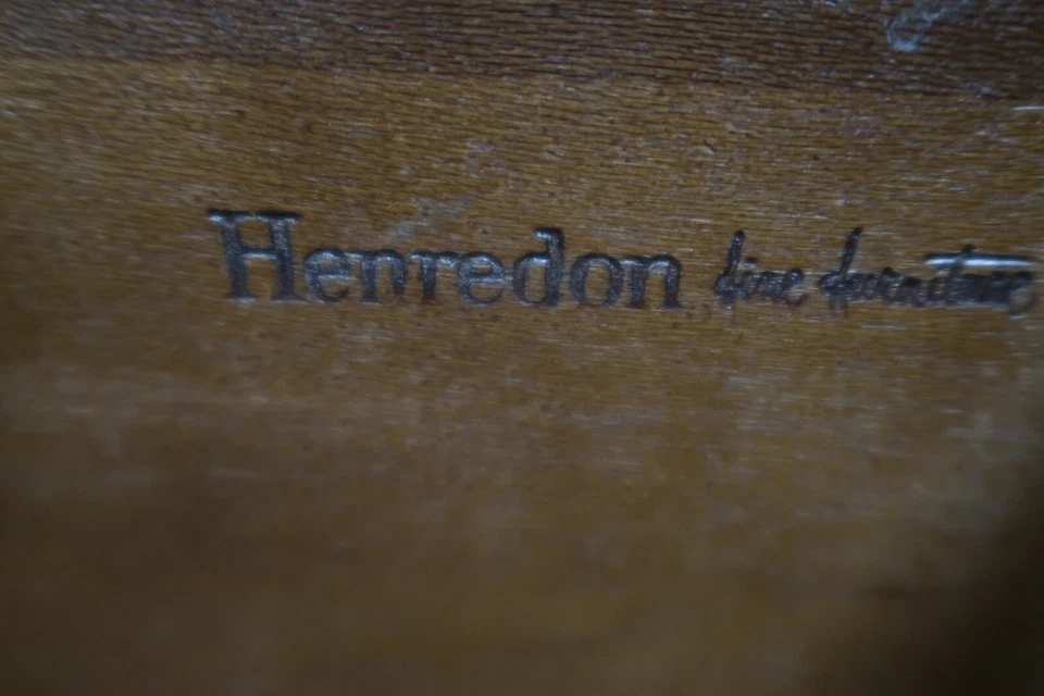 Par de mesitas de noche curvas de roble provincial francés Henredon Foto 3 de 4