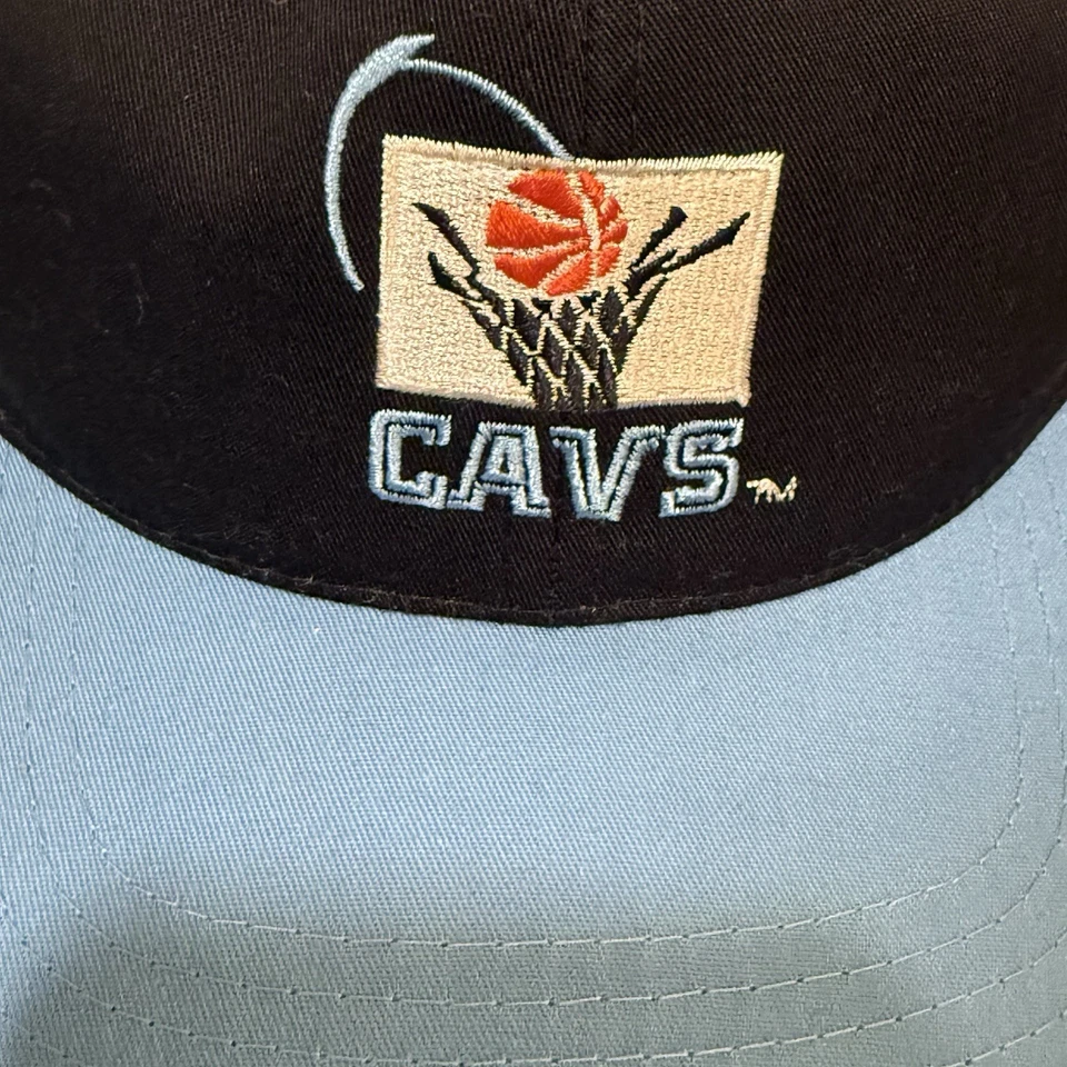 De colección Cleveland Cavaliers NBA Snapback Sombrero Ala Negra Azul Años 90 Cavs Logo Foto 4 de 4