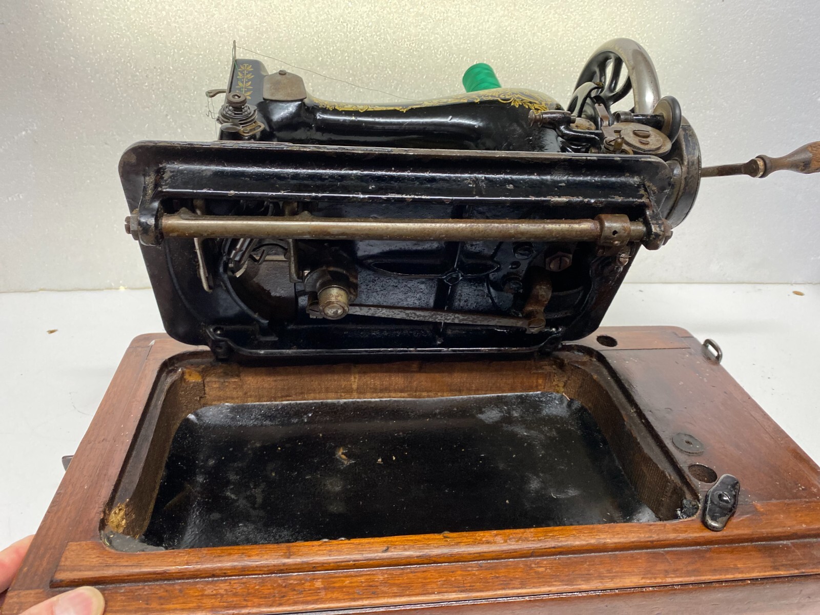 ANTIQUE SINGER 28K CAST IRON HAND CRANK SEWING MACHINE WITH BENT WOODEN