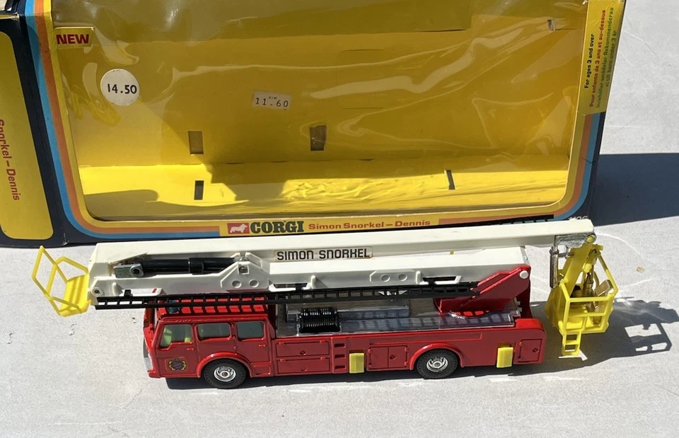 CORGI #1126 SIMON SNORKEL - DENNIS DIE-CAST FIRE ENGINE TRUCK 1977 BOX WEAR - Image 4 of 4