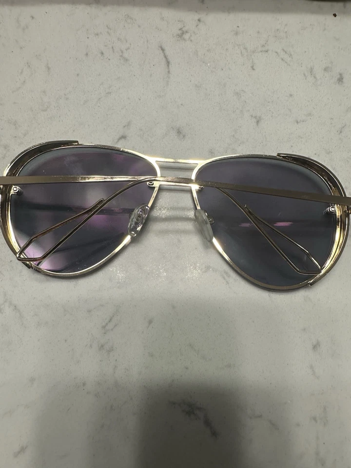 Gafas de sol de aviador de gran tamaño con marco dorado Aldo para mujer Foto 2 de 4