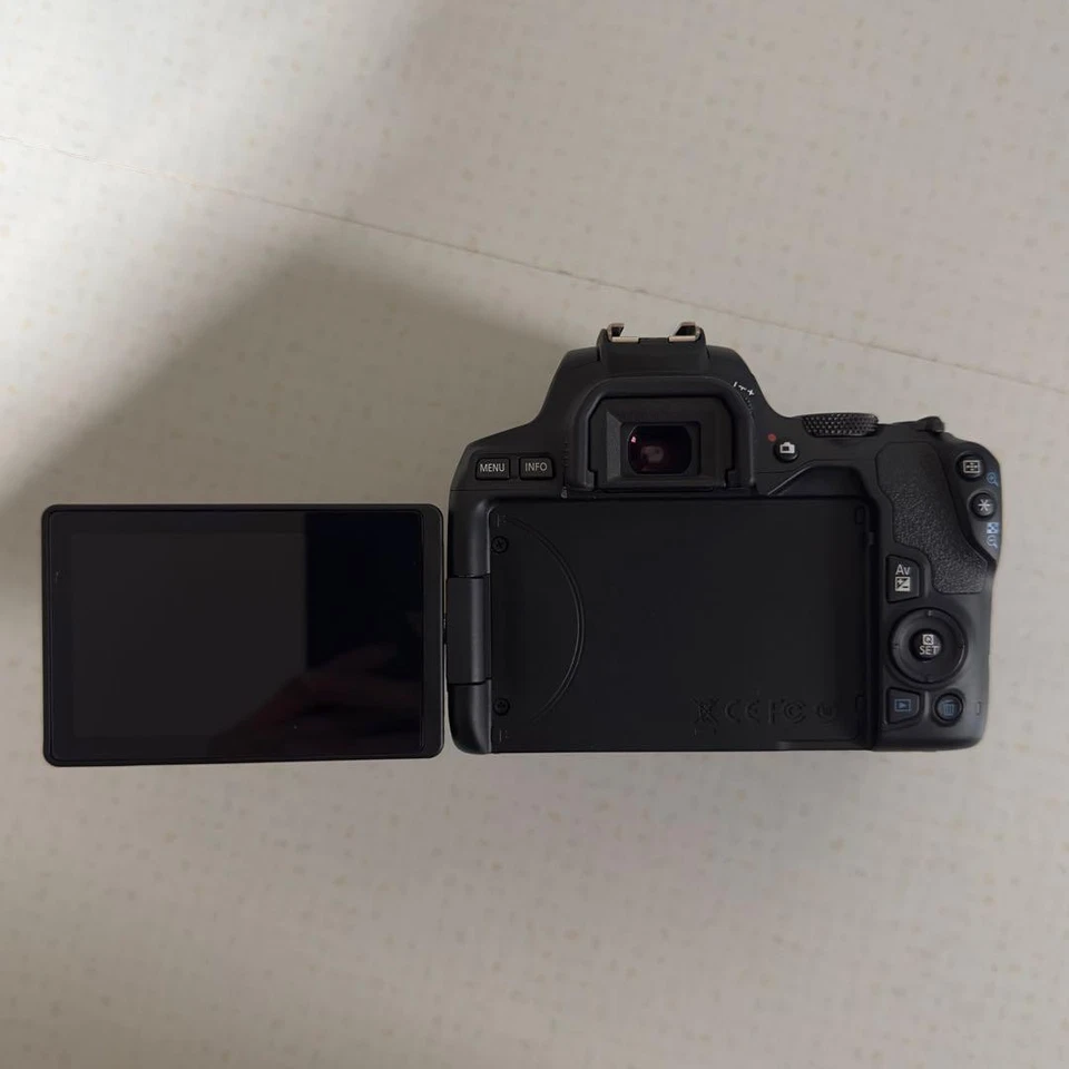 Canon EOS Kiss X10 DSLR Camera with 18-55mm & 55-250mm Lenses Kit, Lightweight - Image 4 of 4