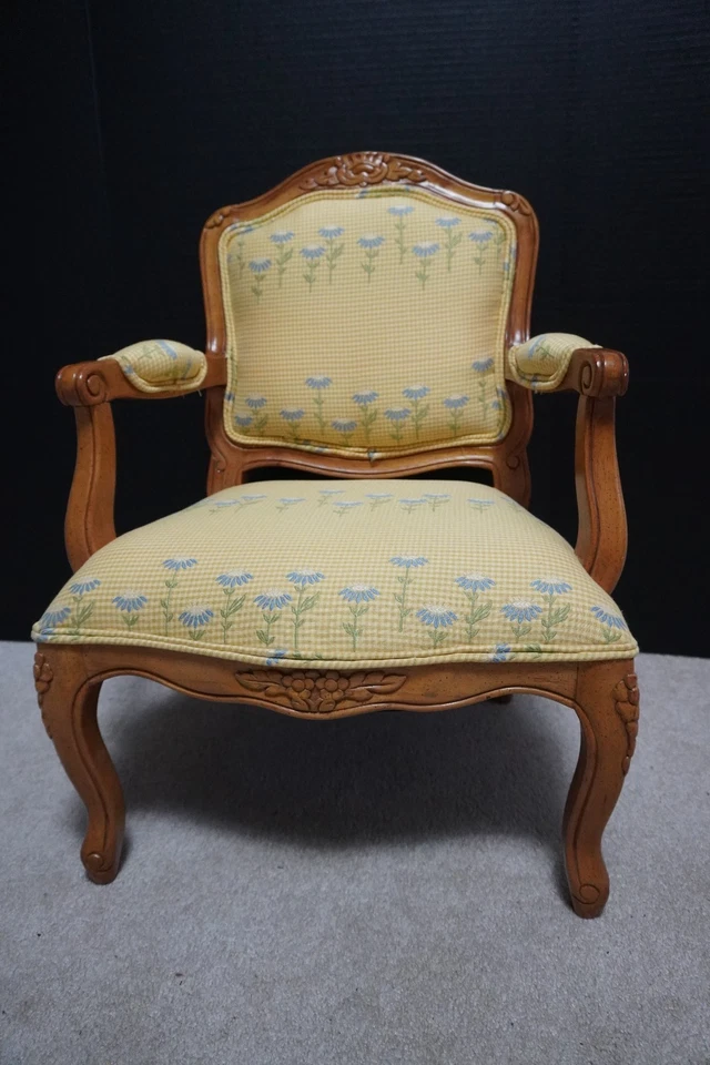 Sillón Personalizado Estilo Luis XV Talla Infantil Amarillo Floral Bordado Tapizado Foto 2 de 4