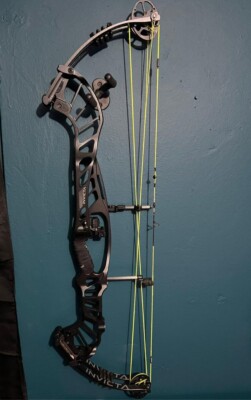 Hoyt Invicta 40 (Black) 50-60# 27-28in. Used