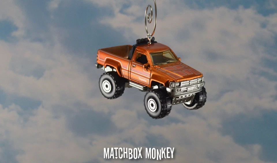 Toyota Pickup 1987 1987 camioneta 4x4 adorno de Navidad personalizado escala 1/64 Adorno Foto 4 de 4