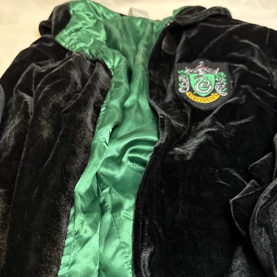 Fantasia Harry Potter Sonserina Preto e Verde 53” Roupão Longo com Capuz Tamanho Único - Imagem 4 de 4
