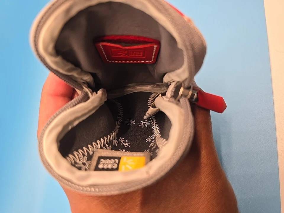 Case Logic - Suporte para Estojo - Vermelho Cinza - Imagem 4 de 4