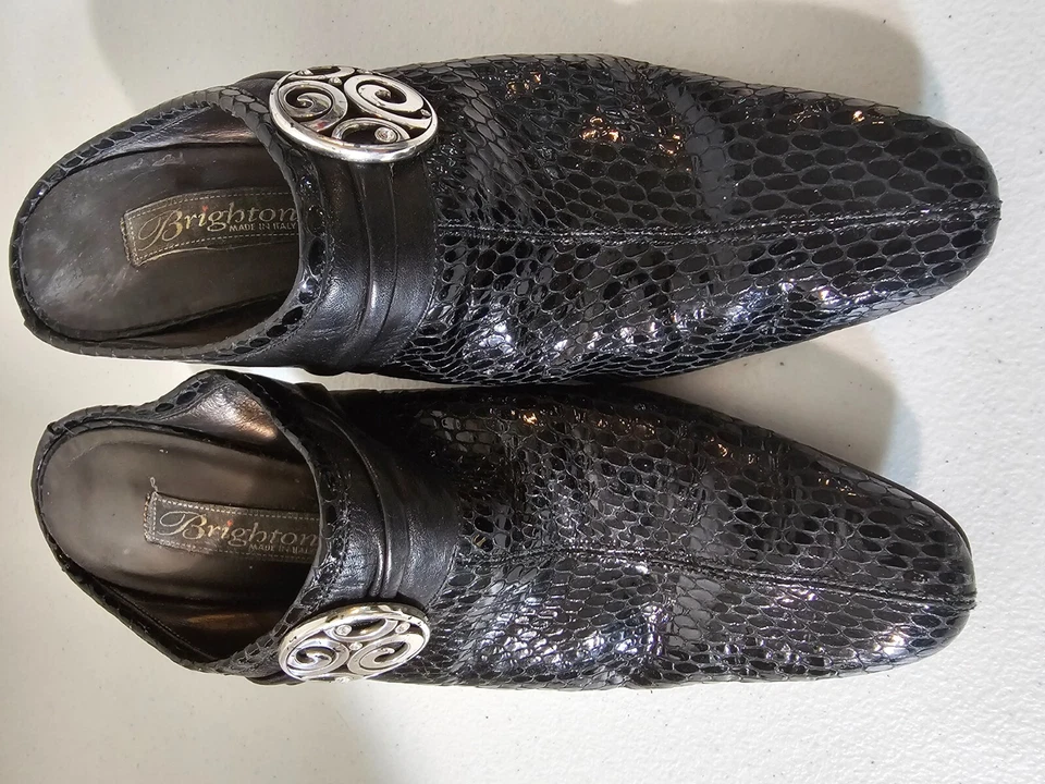 Zapatos Brighton para mujer Ravish Mules de cuero negro sin cordones en relieve de tacón bloque 7 M Foto 4 de 4