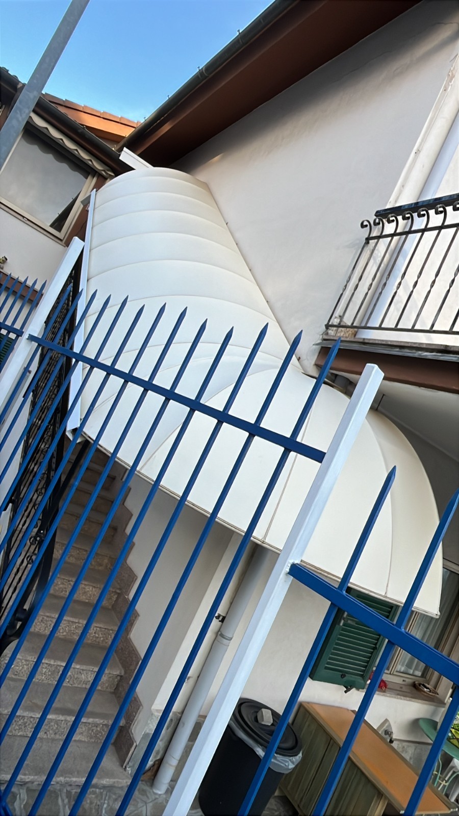 pensilina per copertura scala con salita di circa 3 metri in verticale