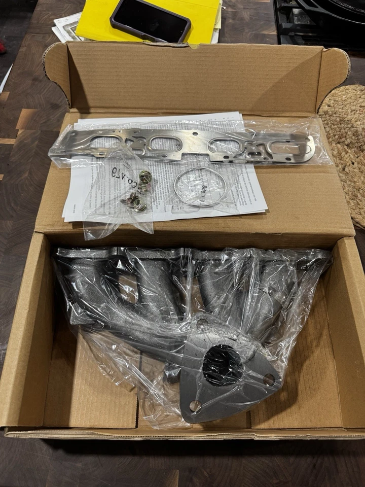 Colector de escape Dorman 674-937 con junta para Chevy Buick Pontiac Saturn 2,4 L Foto 2 de 2