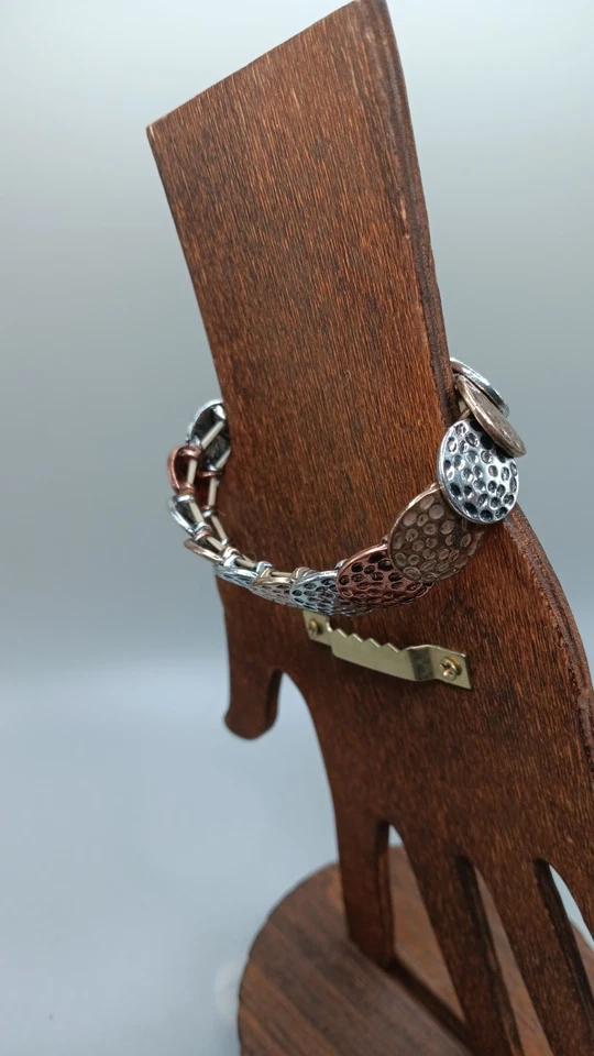 Pulsera elástica discos con cuentas martilladas de tres tonos Foto 2 de 2