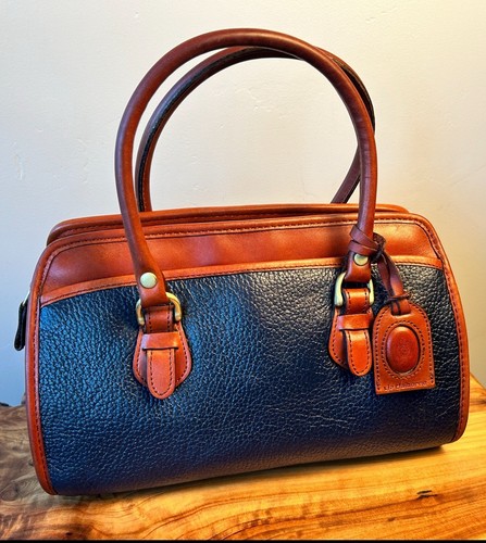 Vintage Liz Claiborne Umhängetasche marineblau genarbtes Leder hellbrauner Besatz Doktortasche oberer Griff