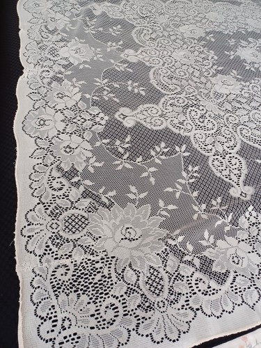 Quäkerstil Blumennetz gewebt weiß Polyester Tischdecke 60"" x 80"" Vintage repariert - Bild 1 von 7